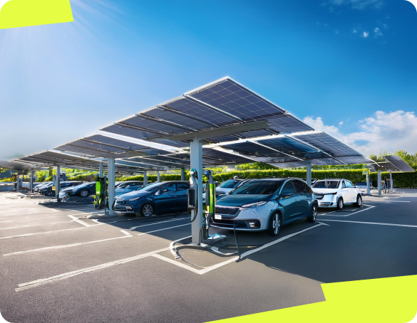 Le photomontage montre des véhicules hybrides ou électriques, stationnés sous des ombrières photovoltaïques qui alimentent les bornes de recharge VE grâce à l'énergie solaire.